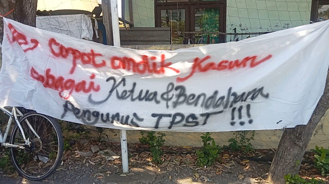 DEMO - Puluhan warga dan penggerobak sampah menggelar demo di Balai Desa Kemiri, Kecamatan/Kabupaten Sidoarjo menuntut pencopotan Kasun yang merangkap sebagai Ketua dan sekaligus Bendahara Pengelolaan TPST, Senin (07/07/2025).