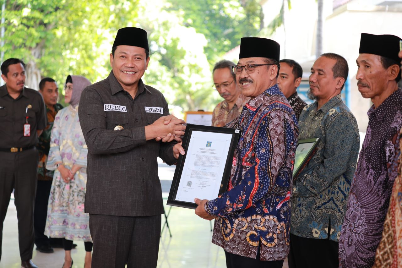 LAUNCHING - Pemkab Sidoarjo secara resmi melaunching 346 Koperasi Desa/Kelurahan Merah Putih ditandai dengan penyerahan akta pendirian dan Surat Keputusan (SK) pengesahan Koperasi Merah Putih secara simbolis di Pendopo Delta Wibawa, Selasa (08/07/2025).