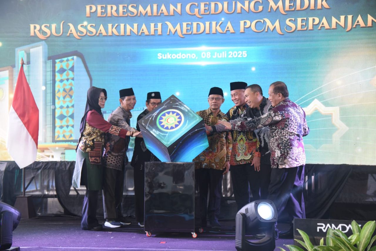 RESMIKAN - Peresmian gedung medik RSU Assakinah Medika PCM Sepanjang ditandai dengan penekanan tombol yang dilakukan secara bersama para pejabat Muhammadiyah dan Sekda Sidoarjo serta Wagub Jatim, Rabu (08/07/2025).