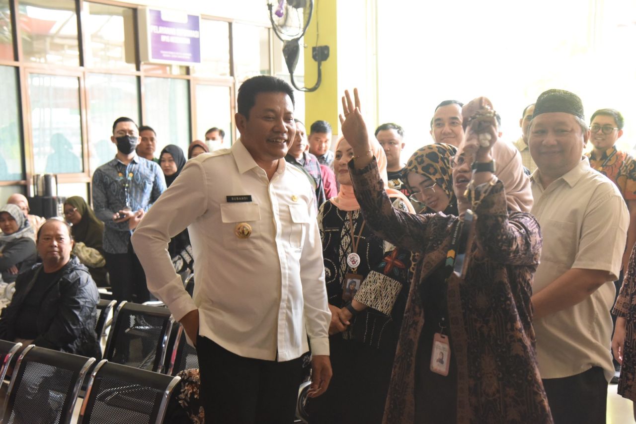 SIDAK - Bupati Sidoarjo, Subandi melakukan inspeksi mendadak (Sidak) ke Rumah Sakit (RS) Anwar Medika di Kecamatan Balongbendo, Jumat (11/07/2025).