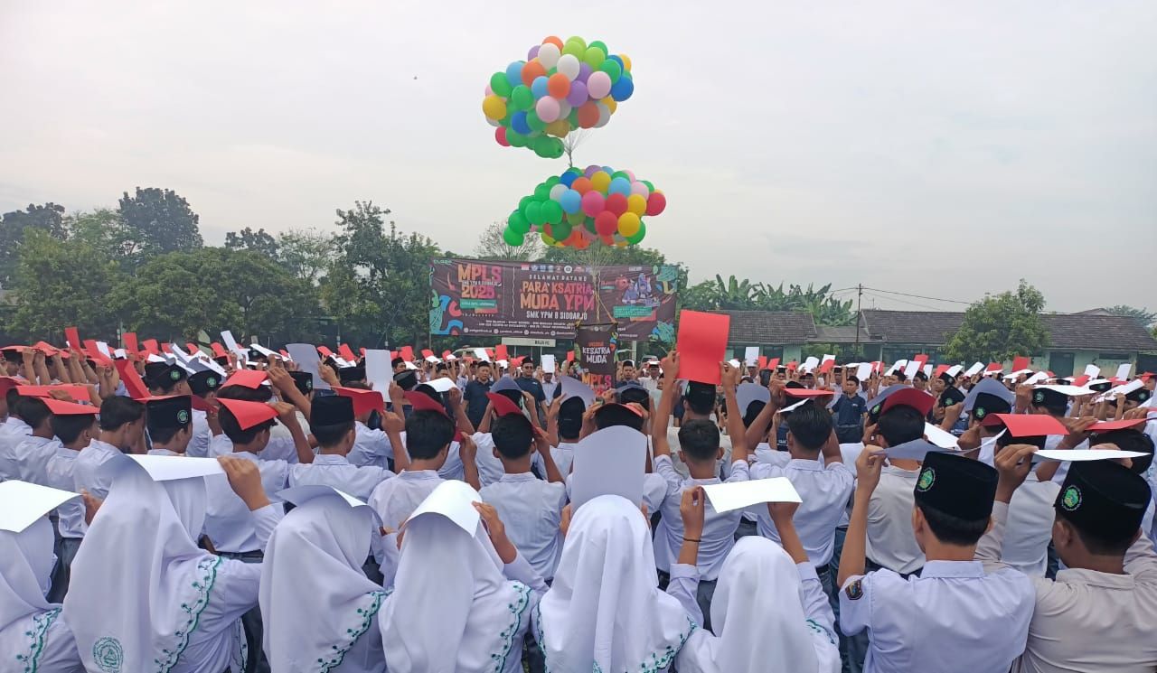 PEMBUKAAN - Pembukaan MPLS SMK YPM 8 Sidoarjo yang diikuti 686 siswa baru dibuka dan dipimpin Waka Kurikulum Dr Afthoni ST MM di Kompi Kavaleri Panser III/TSC di JL Raya Desa Sumput, Kecamatan/Kabupaten Sidoarjo, Sabtu (12/07/2025).