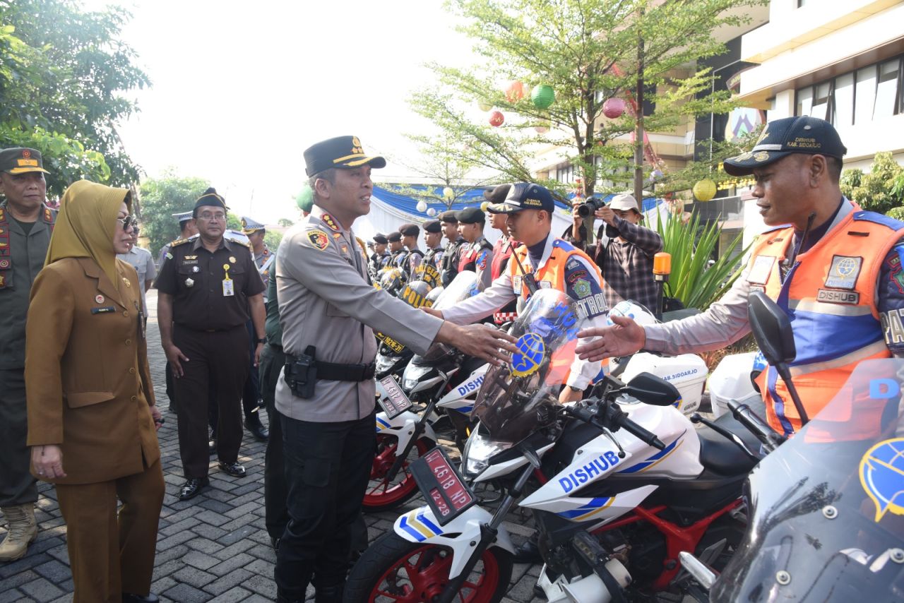 APEL - Kapolresta Sidoarjo Kombes Pol Christian Tobing didampingi Sekda Sidoarjo Fenny Apridawati memimpin Apel Operasi Patuh Semeru 2025 di halaman Mapolresta Sidoarjo, Senin (14/07/2025) pagi.