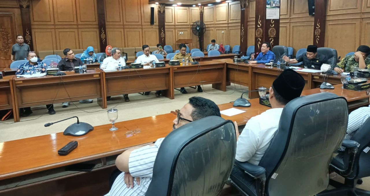 HEARING - Ketua Komisi D DPRD Sidoarjo M Dhamroni Chudlori bersama pimpinan dan anggota lain melaksanakan hearing dengan pengurus KONI Sidoarjo yang dihadiri Ketua Imam Mukri Effendi tanpa dihadiri Sekretaris dan Bendahara Umum, Senin (14/07/2025).