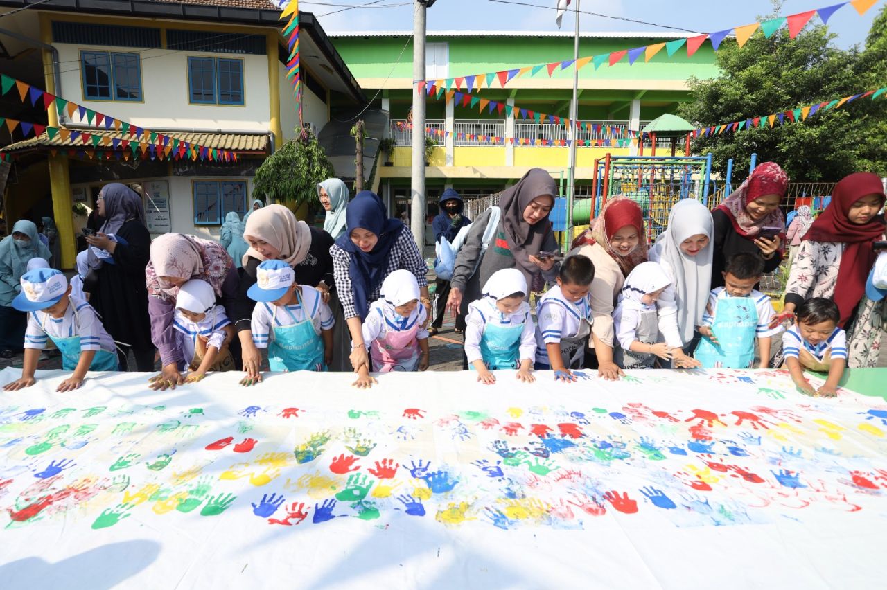 MPLS - Setelah senam bersama seluruh siswa dan orangtua KB TK Al Muslim berkumpul di hall, menyanyikan lagu Kebangsaan Indonesia Raya dan Mars Al Muslim hingga cap lima jari sebagai dukungan kolaboratif sekolah dan orangtua di masa MPLS, Senin (14/07/2025