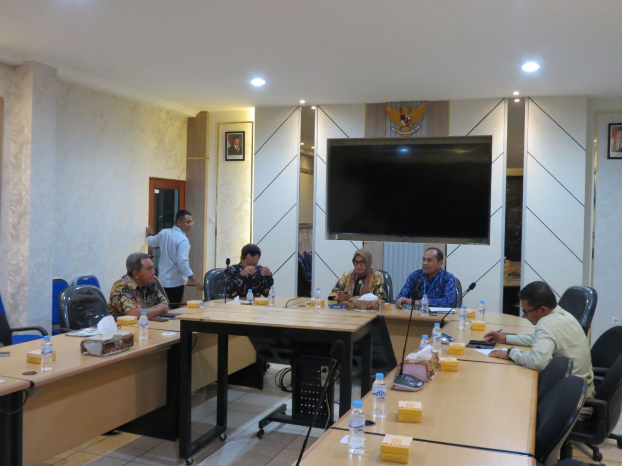 DIALOG - Pengurus KONI Sidoarjo dipimpin langsung Ketua Umum KONI Sidoarjo Imam Mukri Affandi berdialog dengan Rektor Unitomo Prof Dr Siti Marwiyah bersama Wakil Rektor 1, 2 dan 3 di ruang Proklamasi Unitomo, Selasa (15/07/2025).