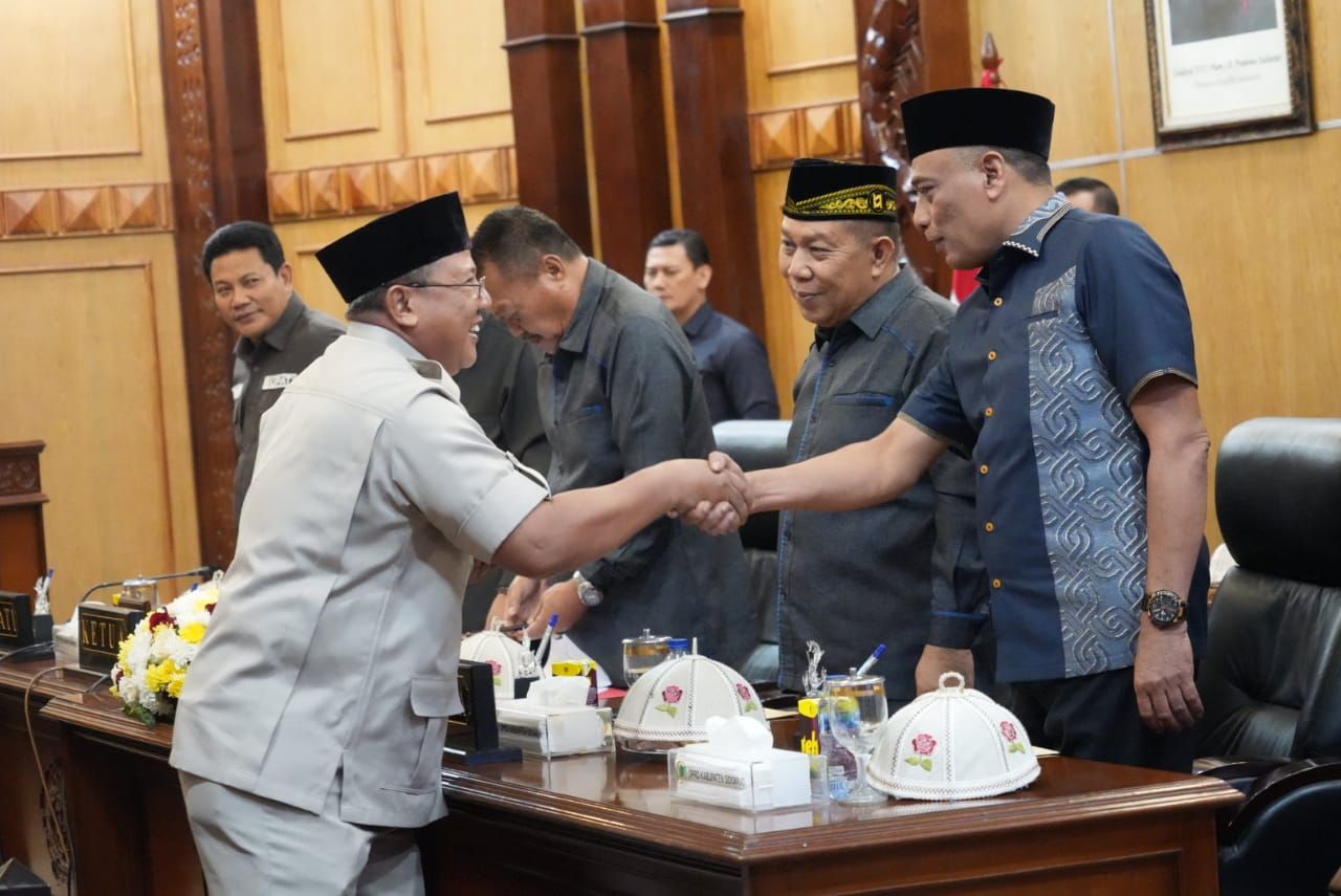 TOLAK - Mayoritas fraksi yang ada di DPRD Sidoarjo menolak Raperda Pertanggungjawaban Pelaksanaan APBD 2024 yang disampaikan melalui PA Fraksi - Fraksi saat Rapat Paripurna di DPRD Sidoarjo, Rabu (16/07/2025) sore.