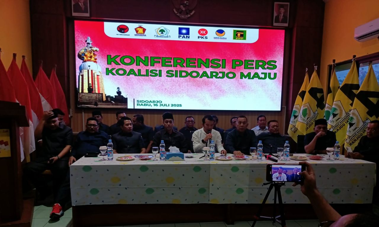 KOALISI BARU - Tujuh partai berkoalisi dengan nama Koalisi Sidoarjo Maju dimotori partai-partai kritis terhadap kebijakan Pemkab langsung menggelar rilis usai menolak Laporan Pertanggungjawaban Pelaksanaan APBD 2024 di Kantor DPD Golkar Sidoarjo.