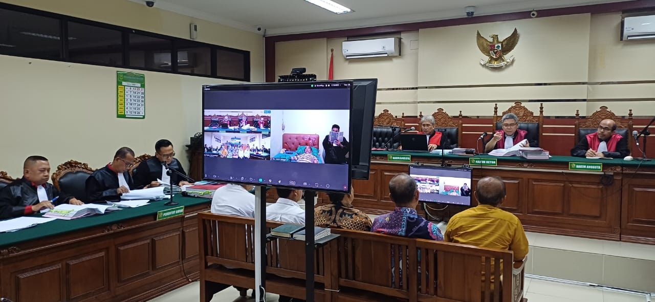 PERIKSA - JPU Kejari Sidoarjo dan majelis hakim Pengadilan Tipikor Surabaya di Juanda Sidoarjo memeriksa lima mantan Kepala Dinas P2CKTR Soal Pengelolaan Keuangan Rusunawa Tambahsawah, Kecamatan Waru, Sidoarjo dalam sidang, Rabu (16/07/2025).
