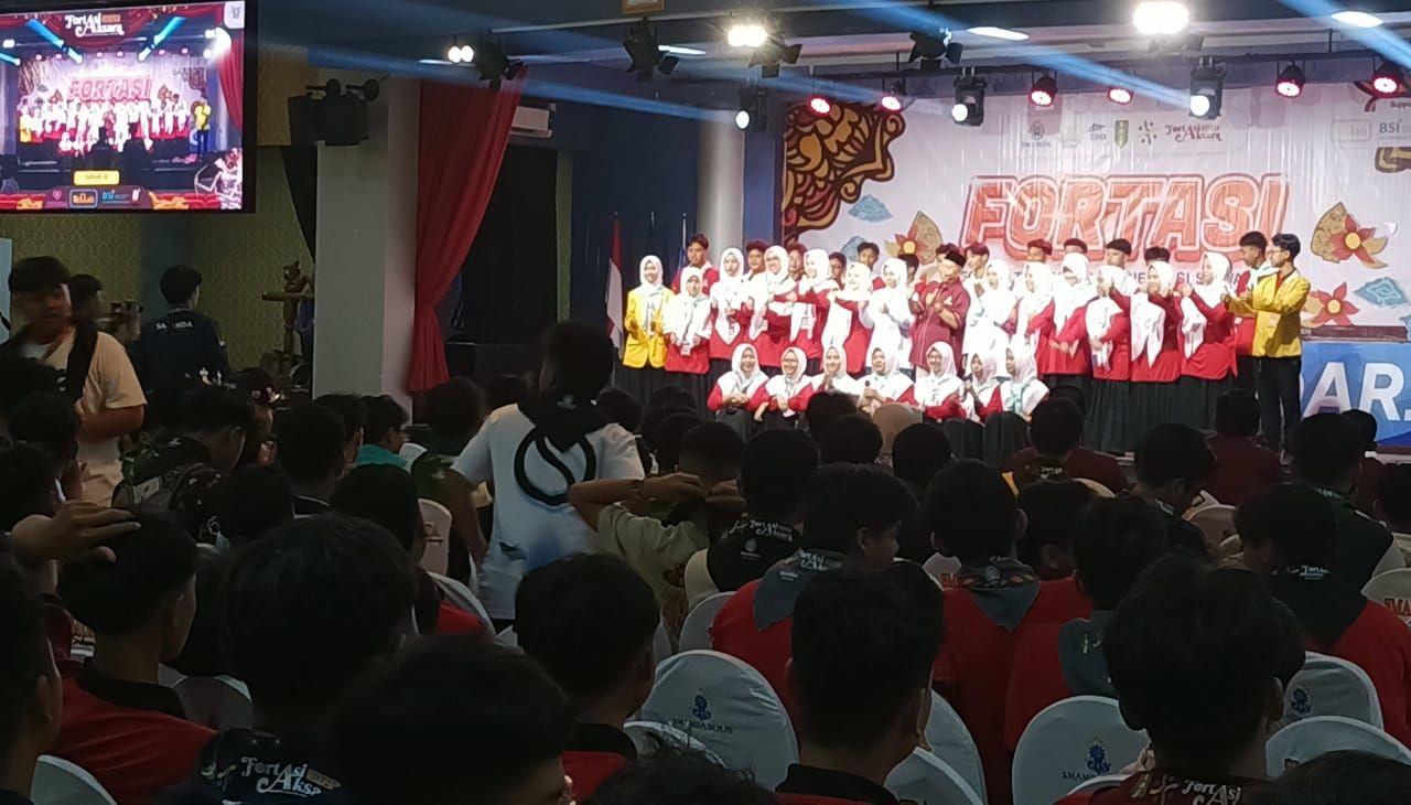 INAGURASI - 12 perwakilan gugus siswa dan siswi baru menunjukkan kekompakan, kreatifitas dan inovasinya di hadapan guru, siswa dan para juri saat ajang Inagurasi sebagai penutup acara Forum Ta`aruf dan Orientasi Siswa (Fortasi) SMA Muhammadiyah 2 Sidoarjo