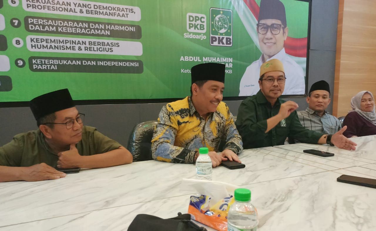 BERSIKAP - Ketua DPC PKB Sidoarjo Abdillah Nasih didampingi Ketua Fraksi PKB DPRD Sidoarjo M Dhamroni Chudlori dan pengurus lain menyampaikan keterangan pers sikap politik PKB usai paripurna pertanggungjawaban pelaksanaan APBD 2024 di kantor DPC PKB Sidoa