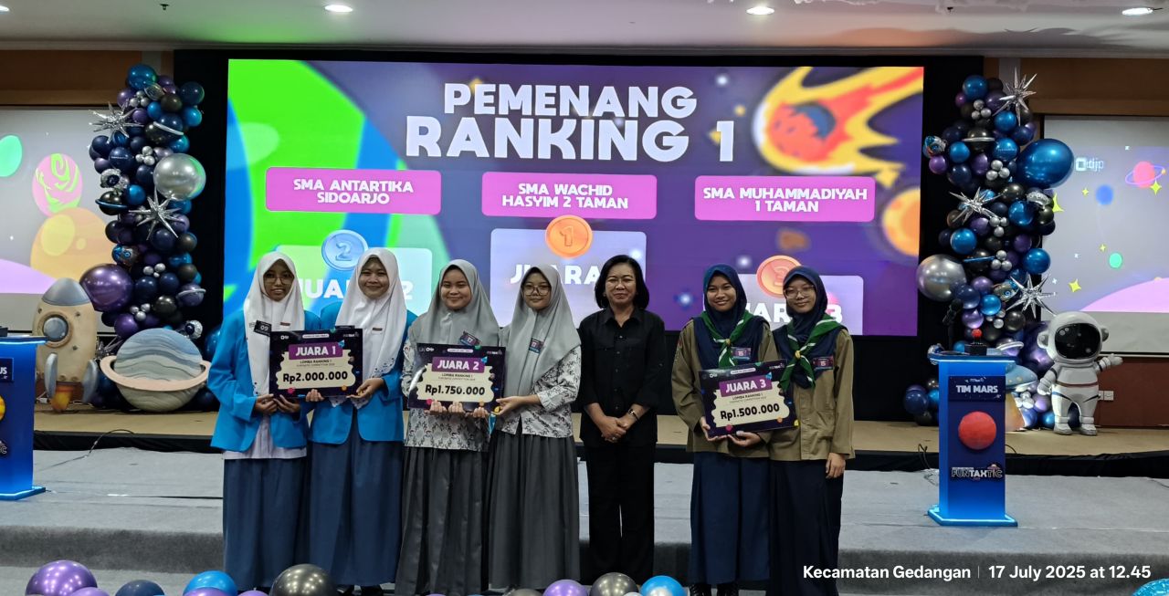 FINALIS - Kakanwil DJP Jawa Timur II, Agustin Vita Avantin menyerahkan hadiah kepada peserta Funtaxtic 2025 sebagai acara dalam rangka memperingati Hari Pajak 2025 yang jatuh pada tanggal 14 Juli saat finalis menggelar Final FunTaxTic Competition 2025.