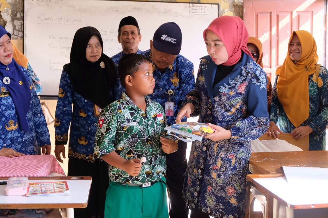 KUNJUNGAN - Bunda PAUD Sidoarjo Sriatun mengunjungi SDN Sawohan 2 dan SMPN Satu Atap Buduran di Dusun Kepetingan, Desa Sawohan, Kecamatan Buduran, yang merupakan salah satu kampung terpencil di kawasan pesisir timur Sidoarjo, Kamis (17/07/2025).