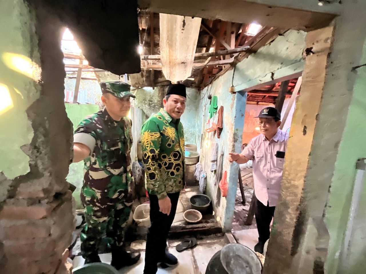 SIDAK - Bupati Sidoarjo Subandi, Kepala Dinsos Pemkab Sidoarjo Misbahul Munir, Dandim 0816 Sidoarjo Letkol Inf Dedyk Wahyu Widodo, BAZNAS dan perangkat desa Inspeksi Mendadak (sidak) 3 rumah warga yang kondisinya memprihatinkan, Jumat (18/07/2025).