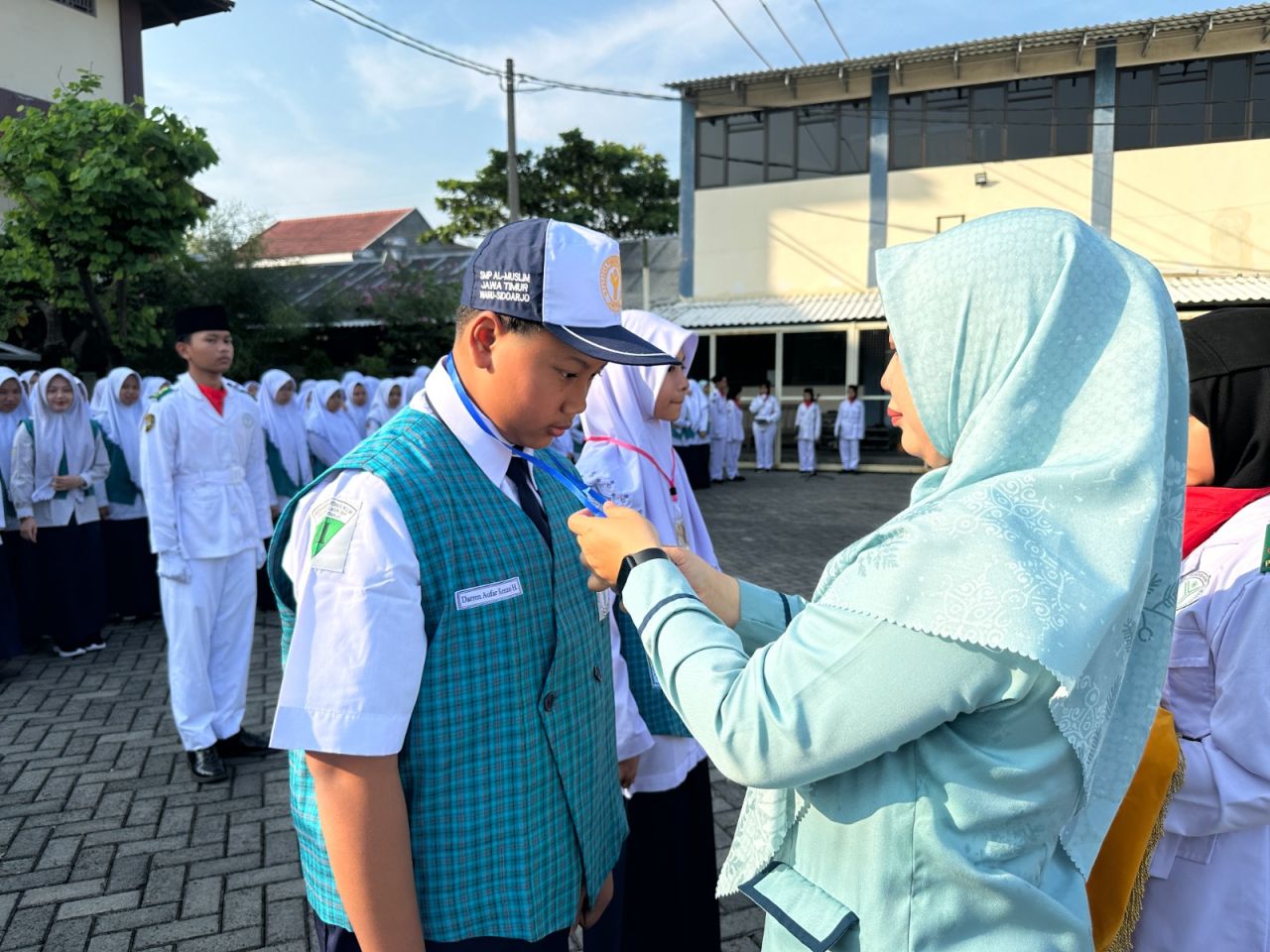 MPLS - SMP Al Muslim secara resmi sukses menutup kegiatan Masa Pengenalan Lingkungan Sekolah (MPLS) Tahun Ajaran 2025/2026 selama lima hari dengan mengusung tema inspiratif Rise of The Heroes: Leading The Next Generation, Jumat (18/07/2025).