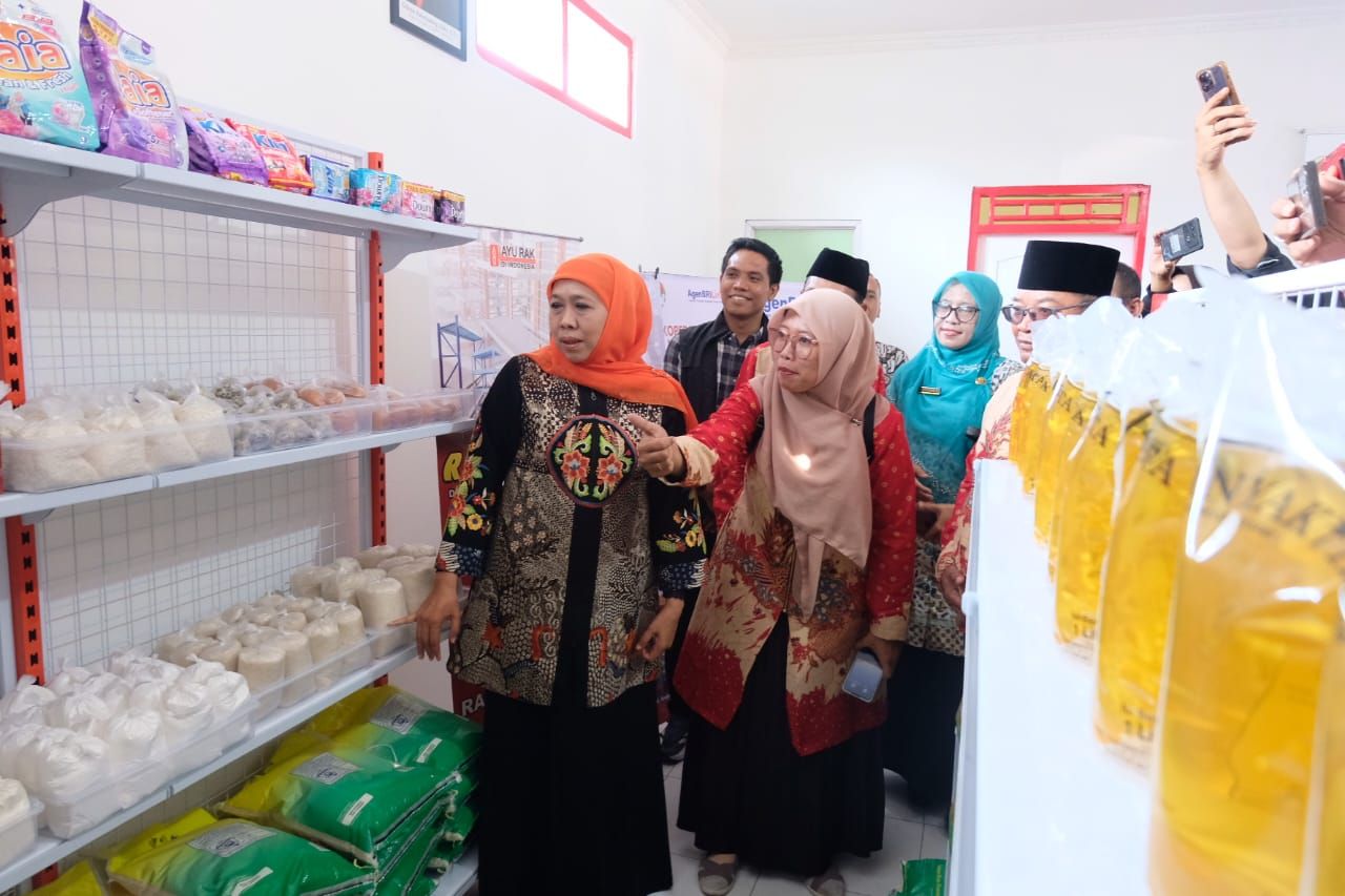 CEK - Menjelang peluncuran Koperasi Merah Putih (KMP) yang dilaksanakan Presiden RI Prabowo Subiyanto, Gubernur Jatim Khofifah Indar Parawansa meninjau kesiapan Koperasi Merah Putih di Desa Kupang Kecamatan Jabon, Sabtu (19/07/2025).