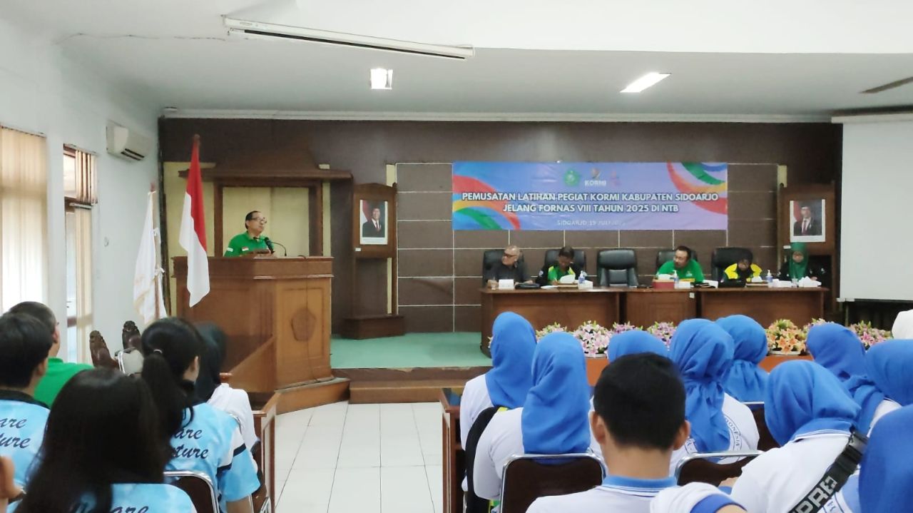 PEMANTAPAN - Ketua Umum KORMI Sidoarjo MG Hadi Sutjipto memberi pemantapan persiapan akhir pegiat dan memperkuat kerja sama tim dengan menggelar Pemusatan Latihan dan Pembekalan Kontingen KORMI Sidoarjo FORNAS VIII NTB, Sabtu (19/07/2025).