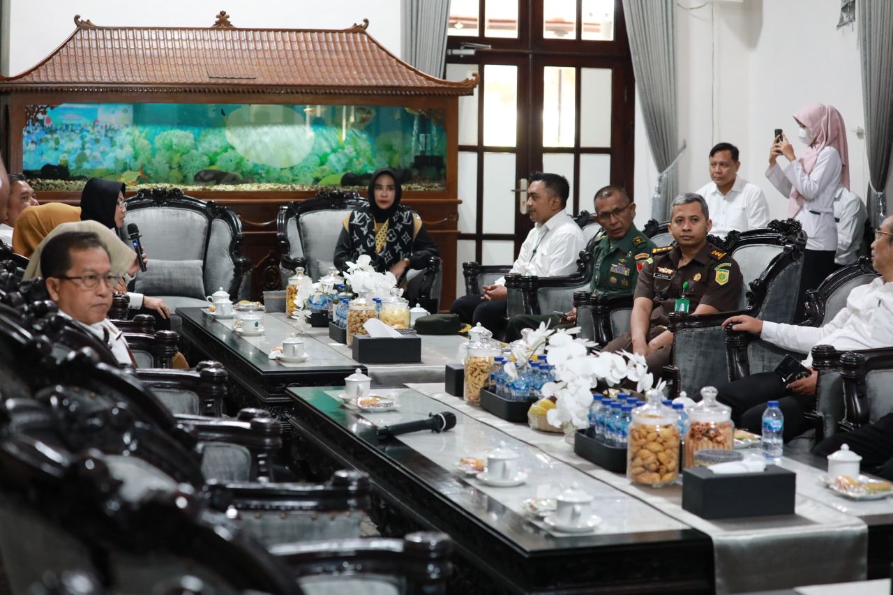DUKUNG - Wabup Sidoarjo Mimik Idayana mengajak seluruh masyarakat mendukung dan menumbuhkan ekonomi kerakyatan melalui Koperasi Desa (KP) atau Koperasi Merah Putih (KMP) saat zoom meeting peluncuran 80.000 Koperasi KD atau KPM oleh Presiden RI, Senin (21/