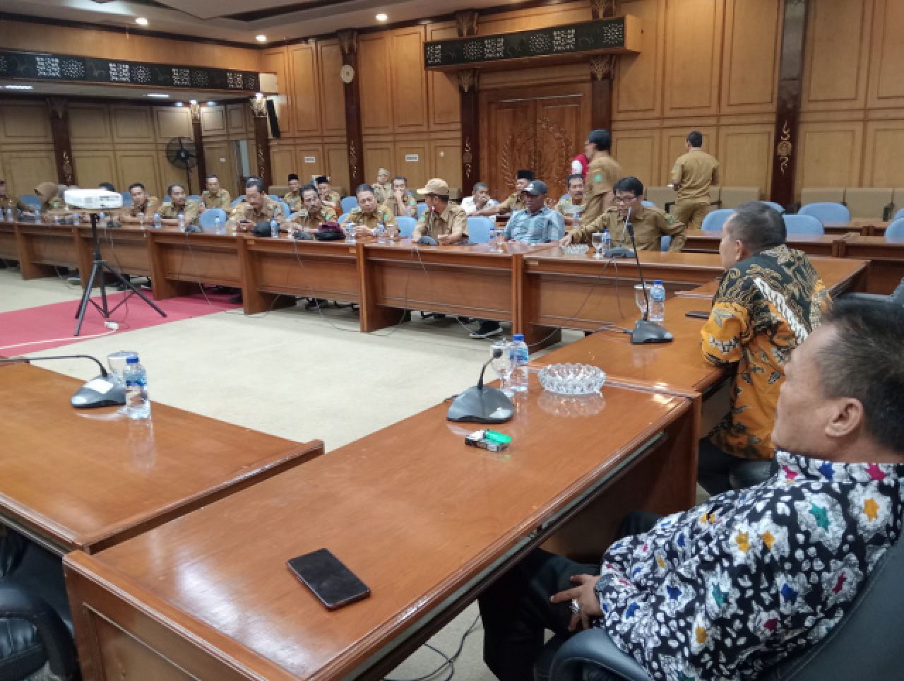 PERTANYAKAN - Puluhan perwakilan Kepala Desa (Kades) meluruk Kantor DPRD Sidoarjo mempertanyakan hubungan DPRD dan Bupati Sidoarjo yang dinilai tidak harmonis dan bakal berdampak pada kebijakan di tingkat desa, Senin (21/07/2025).