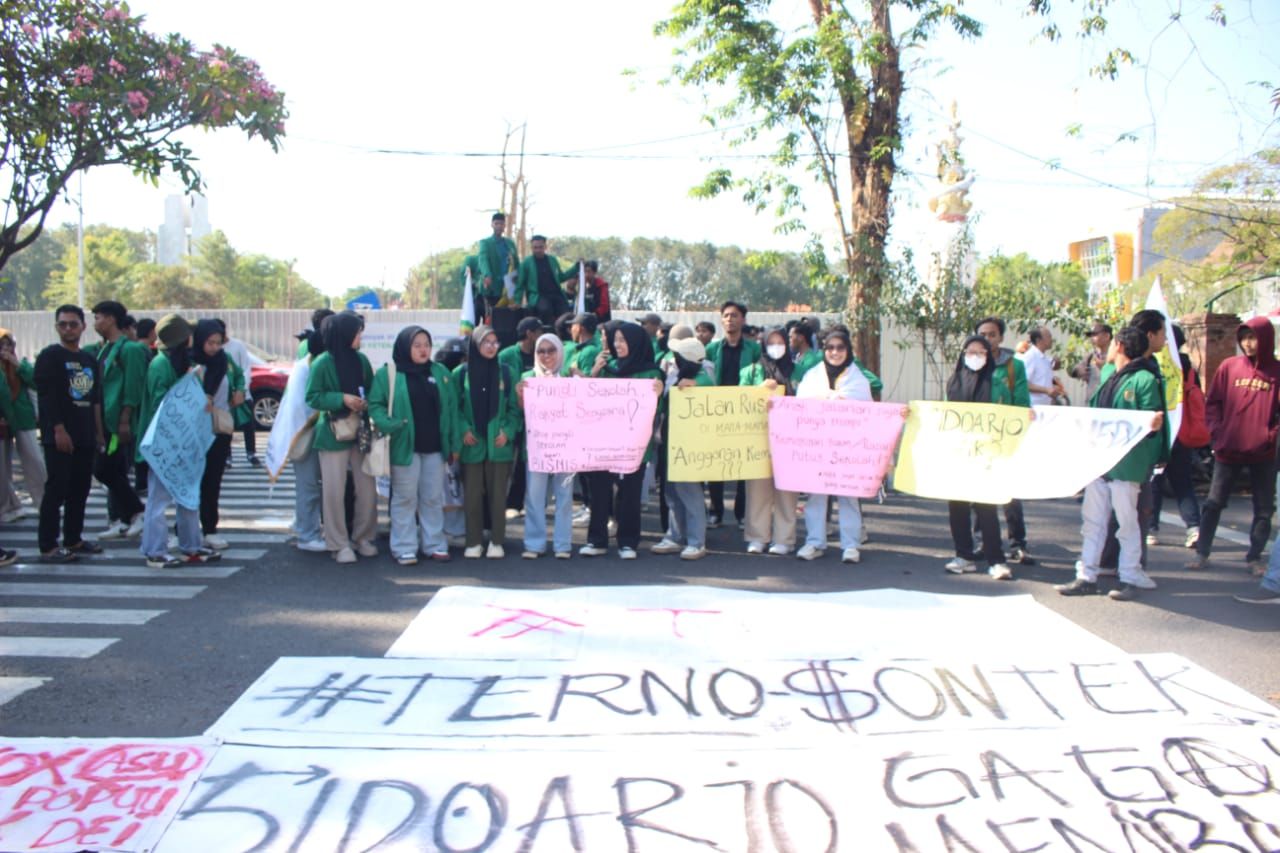 DEMO - Ratusan mahasiswa yang tergabung Aliansi Mahasiswa Universitas Nahdlatul Ulama Sidoarjo (Unusida) menggelar aksi di depan Kantor Pemkab Sidoarjo menuntut Bupati dan Wabup merealisasikan visi dan misi yang dijanjikan selama kampanye, Senin (21/07/20