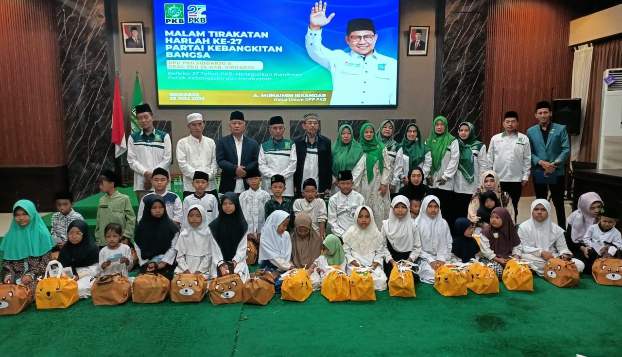 HARLAH - Para pengurus Dewan Syuro DPC serta PAC PKB Sidoarjo menutup rangkaian Hari Lahir (Harlah) dengan acara Malam Tirakatan Harlah ke 27 PKB di Kantor DPC PKB Kabupaten Sidoarjo, Selasa (22/07/2025) malam.