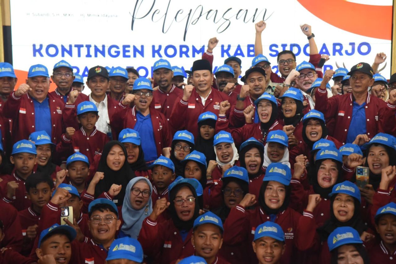 BERANGKATKAN - Bupati Sidoarjo Subandi berangkatkan 250 atlet, pelatih dan official Komite Olahraga Masyarakat Indonesia (Kormi) mengikuti Festival Olahraga Masyarakat Nasional (Fornas) 2025 ke VIII di Nusa Tenggara Barat (NTB) dari Pendopo Delta Wibawa,