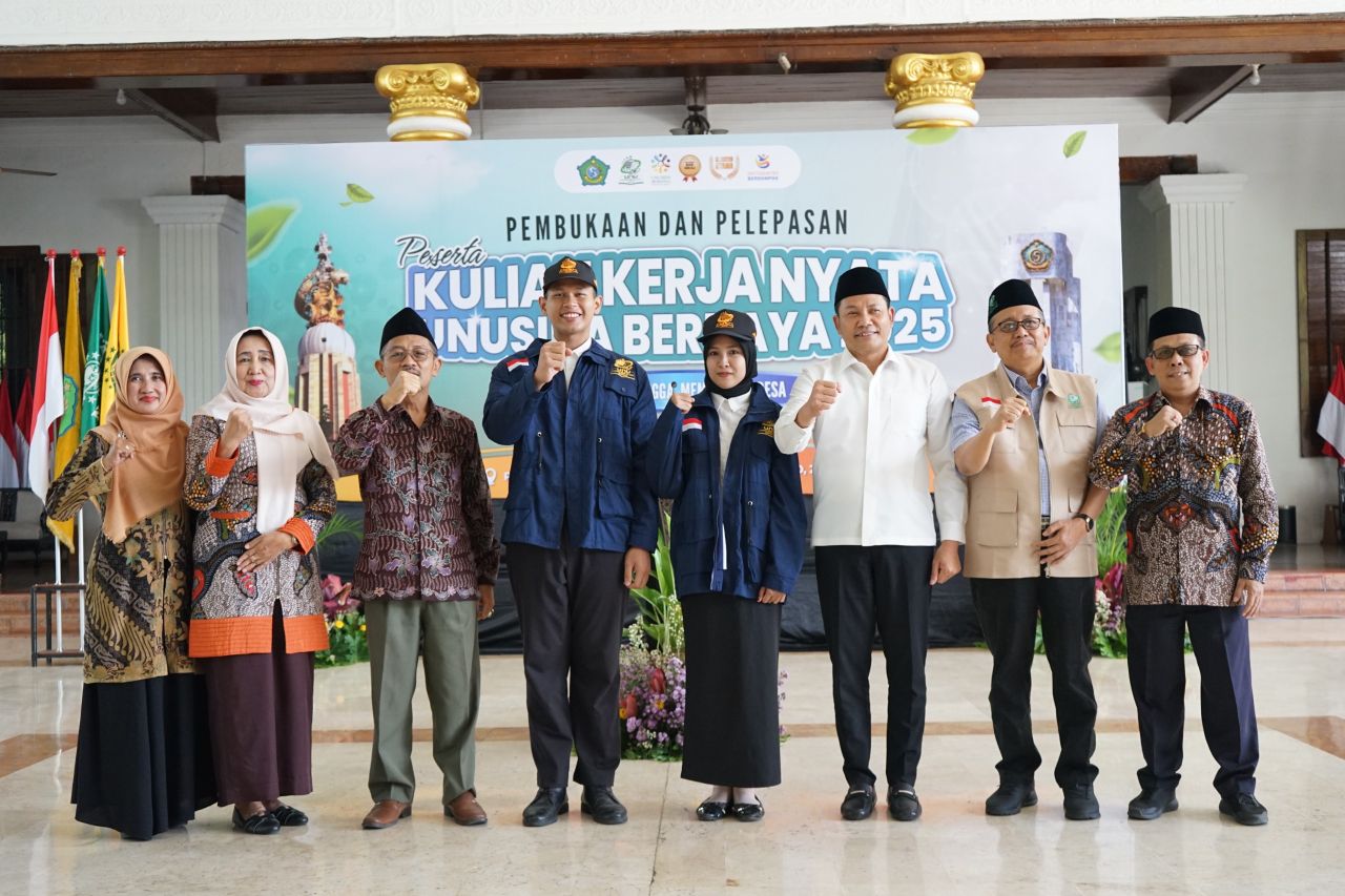 LEPAS - Bupati Sidoarjo, Subandi melepas 492 mahasiswa Universitas Nahdlatul Ulama Sidoarjo (Unusida) untuk Kuliah Kerja Nyata (KKN) Tahun 2025. Pelepasan itu, digelar di Pendopo Delta Wibawa, Sidoarjo, Rabu (23/07/2025).