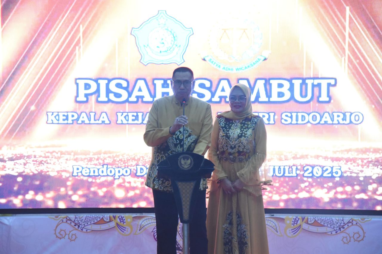 PISAH SAMBUT - Bupati Sidoarjo, Subandi menghadiri acara pisah sambut Kepala Kejaksaan Negeri (Kejari) Sidoarjo yang digelar di Pendopo Delta Wibawa, Kamis (24/07/2025) malam.
