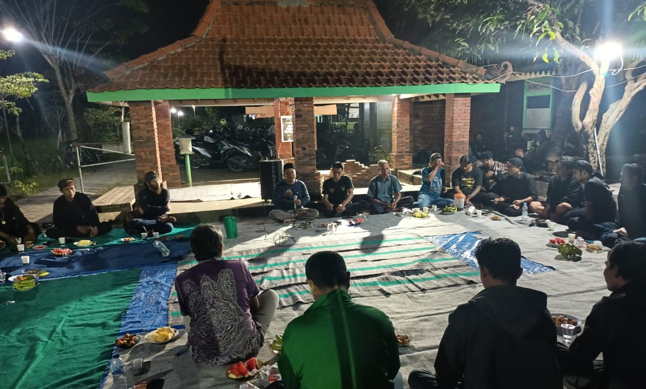 SARASEHAN - Tim Ahli Cagar Budaya (TACB) Kabupaten Sidoarjo, Muhammad Tri Kisnowo menjelaskan soal Situs Sendang Agung di acara Sarasehan Ngopi Bareng Pegiat Situs Cagar Budaya di Situs Sendang Agung, Kelurahan Urangagung, Kecamatan Sidoarjo, Jumat (25/07