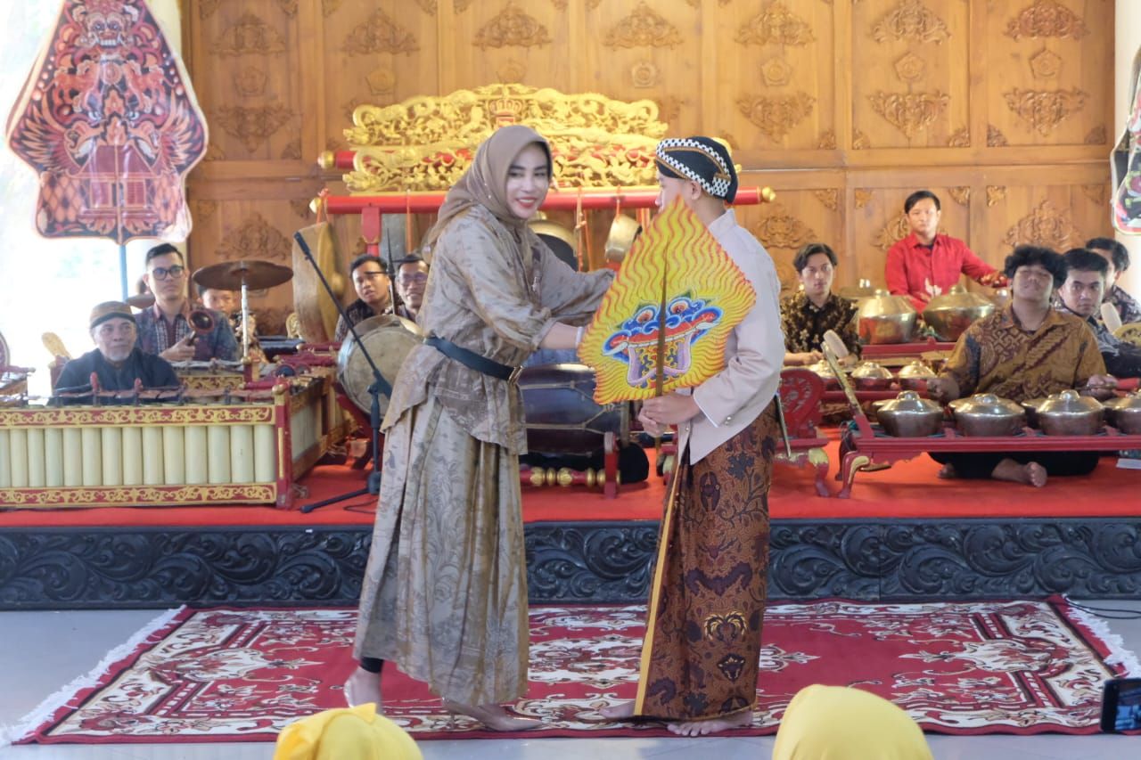 FESTIVAL - Dewan Kesenian Kabupaten Sidoarjo menggelar Festival Macapat serta Lomba Karawitan yang dikemas Festival Gamelan Kahuripan dibuka Wabup Sidoarjo, Mimik Idayana di Pendopo Delta Wibawa Sidoarjo, Minggu (27/07/2025).