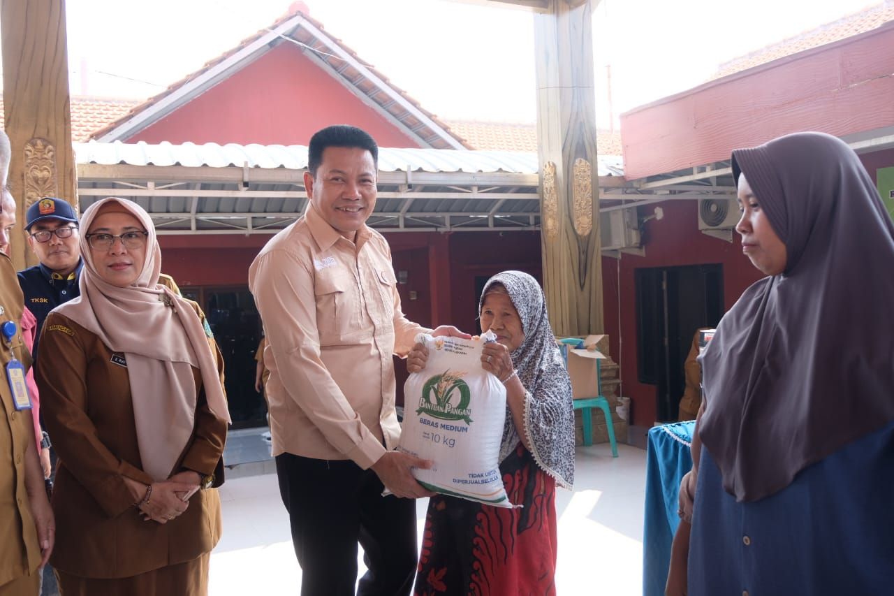 BANTUAN - Bupati Sidoarjo Subandi didampingi Kepala Dinas Pangan dan Pertanian Eni Rustianingsih, Kepala Dinsos Misbahul Munir, Camat Wonoayu dan Kepala Desa terkait menyerahkan Bantuan Pangan dari pemerintah pusat, Senin (28/07/2025).