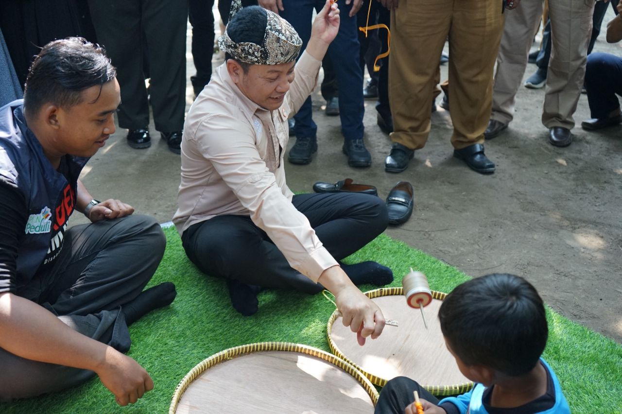 HAN - Bupati Sidoarjo Subandi bersama Ketua TP PKK Sidoarjo, Sriatun Subandi menghadiri peringatan Hari Anak Nasional (HAN) 2025 yang digelar di Kampung Lali Gadget, Desa Pagerngumbuk, Kecamatan Wonoayu, Sidoarjo, Senin (28/07/2025).