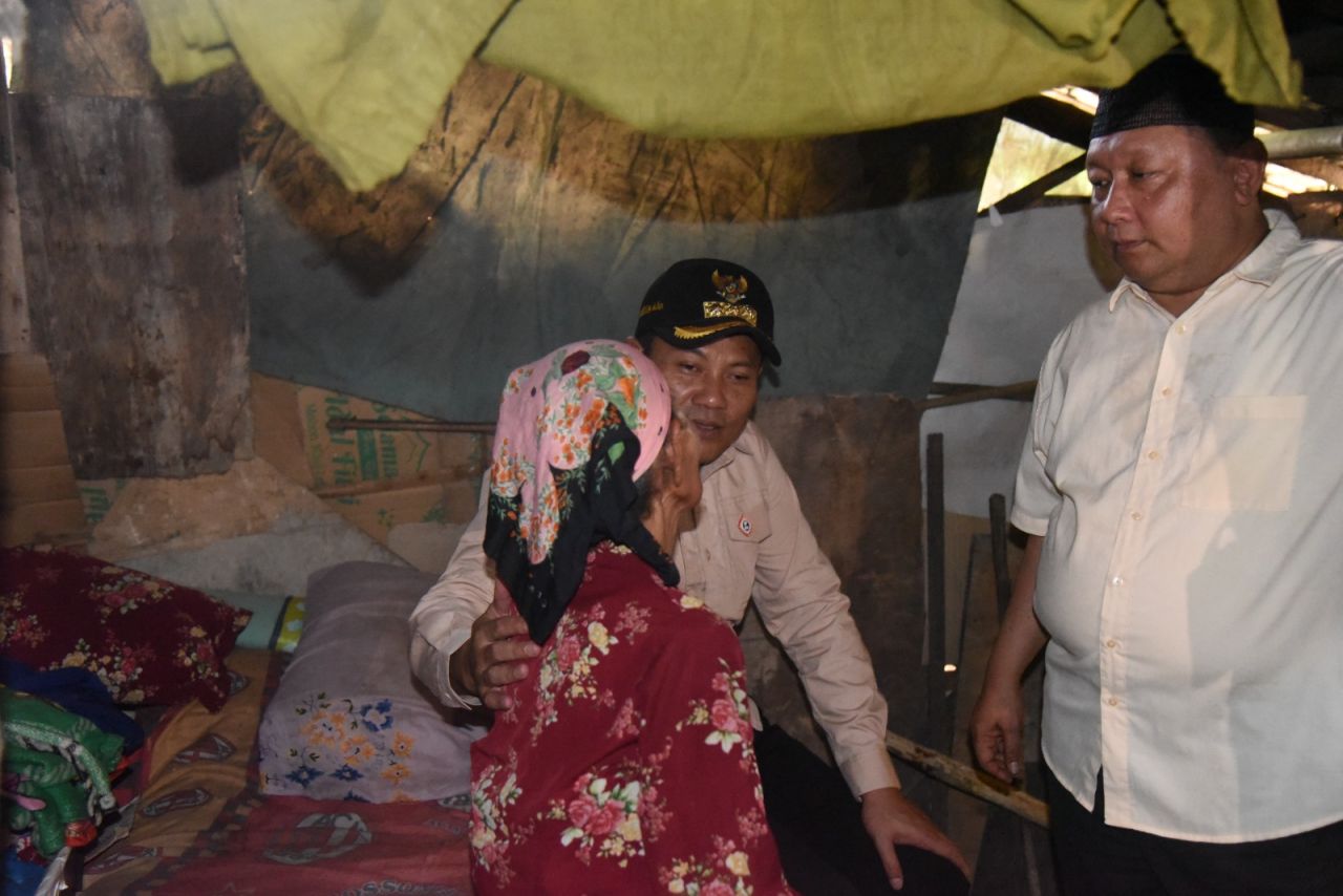 RTLH - Bupati Sidoarjo Subandi meninjau rumah dua warga di Kecamatan Tarik bersama Ketua Baznas Sidoarjo, M Chasbil Azis Salju Sodar, Dinas Sosial serta Ketua Fraksi Partai Golkar DPRD Sidoarjo, M Nizar, Senin (28/07/2025).