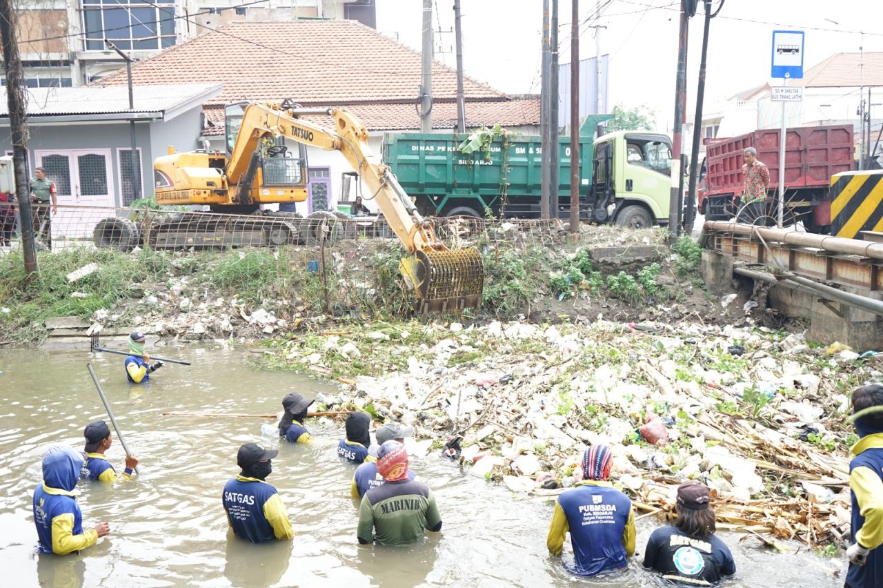 BERSIHKAN - Sungai Kanal Porong rutin dibersihkan seperti yang dilakukan Dinas Pekerjaan Umum Bina Marga dan Sumber Daya Air (PUBM dan SDA) Pemkab Sidoarjo, Selasa (29/07/2025).