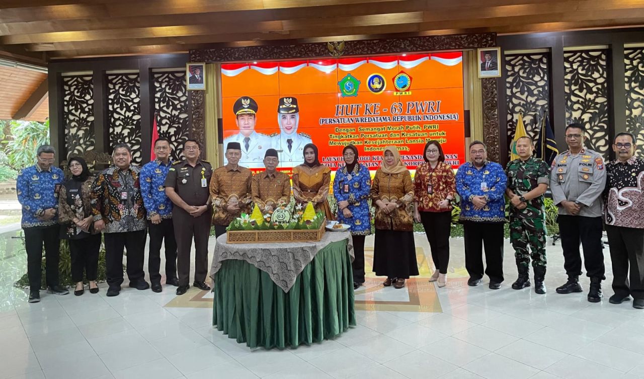 HUT - Wabup Sidoarjo Mimik Idayana mengapresiasi Persatuan Wredatama Republik Indonesia (PWRI) Sidoarjo yang mendedikasikan hidupnya untuk daerah dan negara saat sambutan acara Peringatan HUT ke 63 PWRI di Pendopo Delta Wibawa, Selasa (29/07/2025).