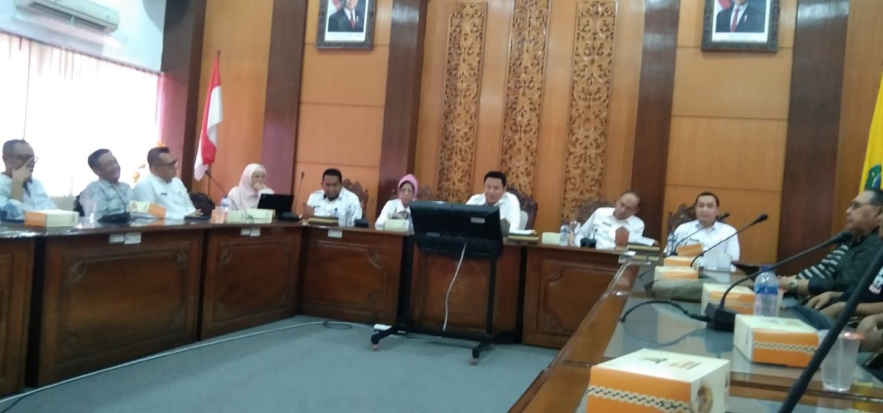 AUDIENSI - Puluhan aktivis dan Tokoh Masyarakat (Tomas) Sidoarjo yang tergabung dalam Gerakan Non Blok menggelar audensi dengan Bupati Sidoarjo Subandi dan jajarannya di ruang Ops Room Pemkab Sidoarjo, Rabu (30/07/2025).