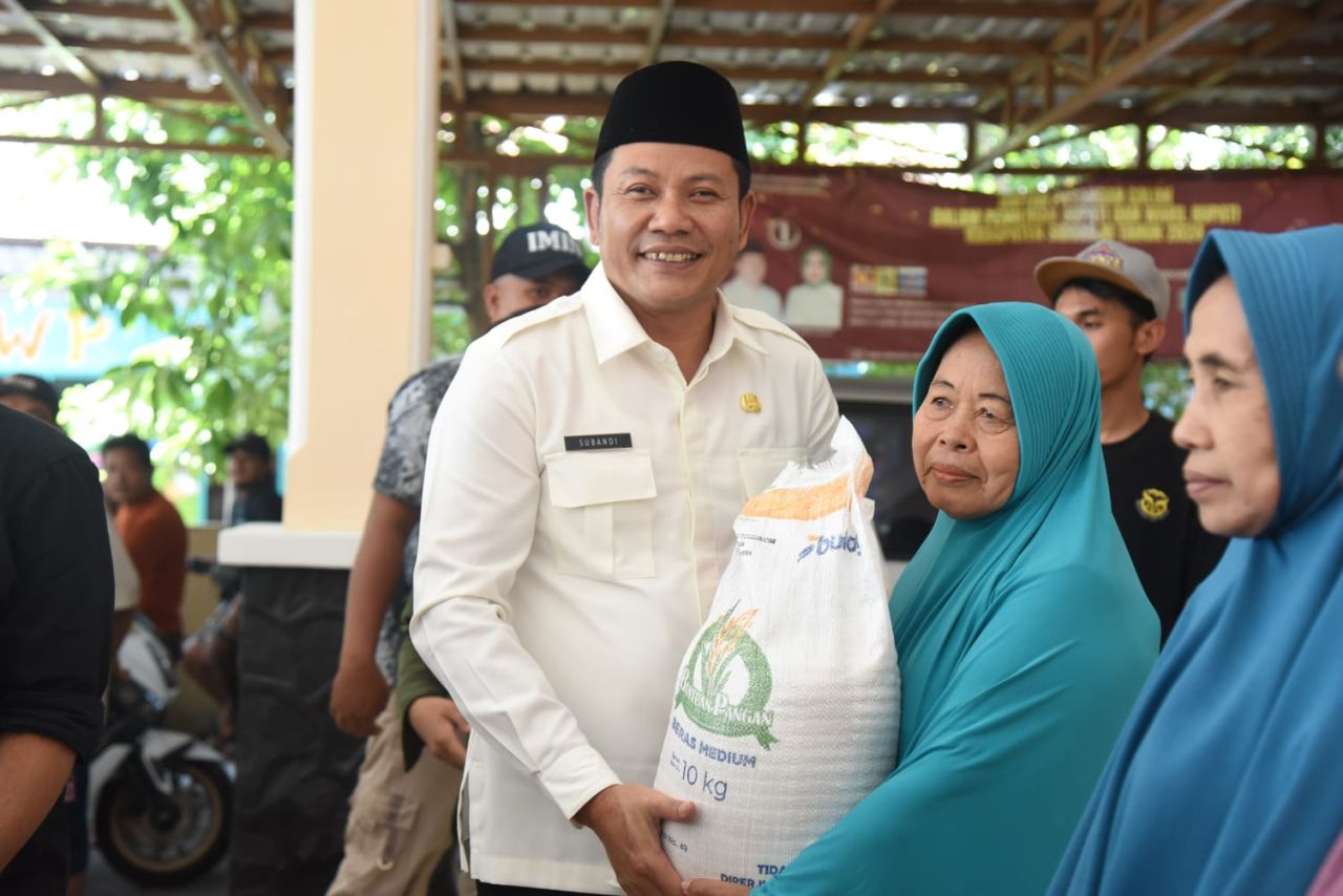SERAHKAN - Bupati Sidoarjo Subandi dan Wakil Bupati (Wabup) Sidoarjo Mimik Idayana berbagi tugas untuk turun langsung ke lokasi penyaluran bantuan pangan dari pemerintah pusat di Kecamatan Gedangan, Buduran dan Kecamatan Sukodono, Rabu (30/07/2025).