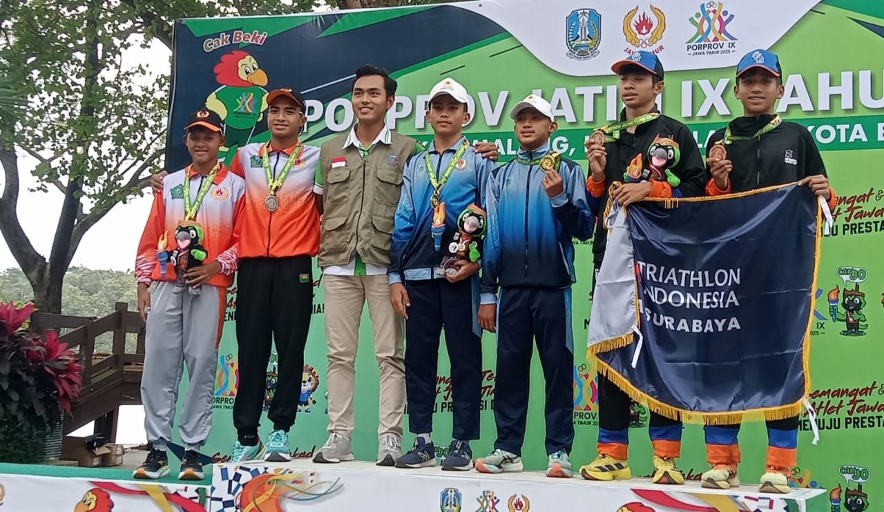 BORONG - Ketua Umum KONI Sidoarjo, Imam Mukri Effendi menyerahkan medali dan mengucapkan selamat kepada para siswa SMA Negeri 4 Sidoarjo yang sudah memborong berbagai medali di berbagai Cabang Olahraga (Cabor) kemarin.