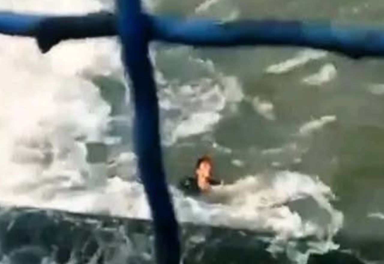 TERJUN BEBAS - Seorang pemuda asal Karangnongko, Desa Karangpuri, Kecamatan Wonoayu, Sidoarjo Yusafa Romahdhona (20) menceburkan diri ke aliran Sungai Brantas di kawasan pintu air Rolak Songo, Lengkong, Kecamatan Mojoanyar, Mojokerto, Rabu (02/07/2025).