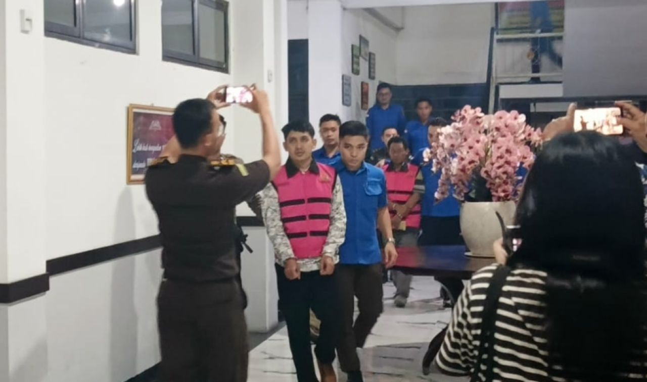 DITAHAN - Tim penyidik Pidana Khusus (Pidsus) Kejari Sidoarjo menahan Sekretaris Desa (Sekdes) Jimbaran Kulon, Kecamatan Wonoayu MH bersama makelar tanah AR jual beli aset BUMDes senilai Rp 150 juta, Jumat (04/07/2025) malam.
