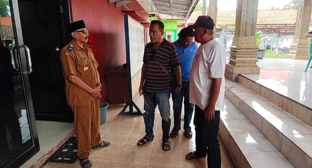KORBAN - Kepala Desa (Kades) Candinegoro, Kecamatan Wonoayu, Semaun (68) yang nomor telepon pribadinya dihack atau diretas dan disusupi secara ilegal oleh pihak lain menyebabkan kerugian bagi rekan kerjanya hingga Rp 67 juta, Sabtu (12/07/2025).