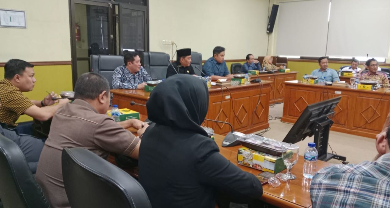 HEARING - Pimpinan dan anggota Komisi D DPRD Sidoarjo menggelar hearing bersama para Ketua Cabor, KONI dan Disporapar Pemkab Sidoarjo menggelar hearing merosotnya prestasi para atlet KONI Sidoarjo dalam ajang Porprov Jatim IX di Malang, Kamis (10/07/2025)