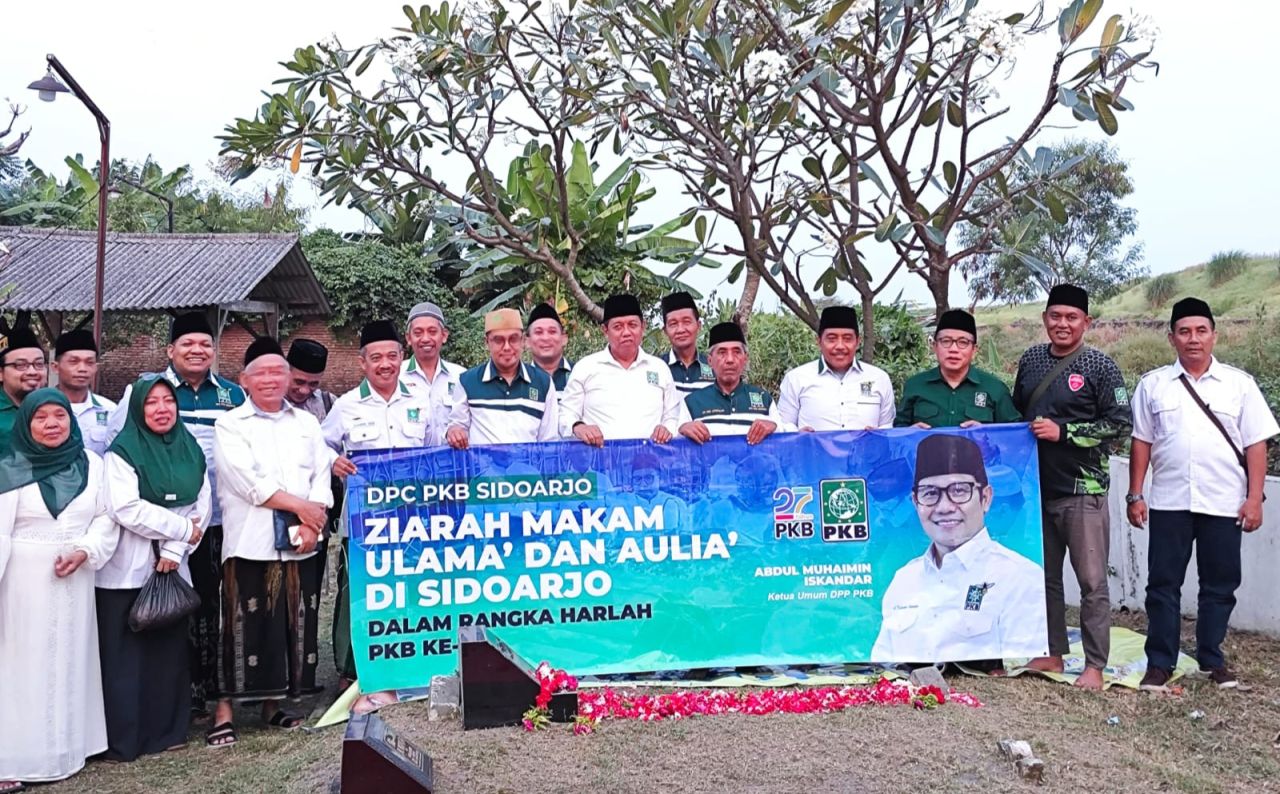 ZIARAH - DPC PKB Kabupaten Sidoarjo memperingati Hari Lahir (Harlah) PKB ke 27 Tahun 2025 dengan berbagai acara usai menggelar silaturahmi ke beberapa Ponpes, para pengurus DPC PKB Sidoarjo berziarah ke makam para ulama di Sidoarjo, Minggu (20/07/2025).
