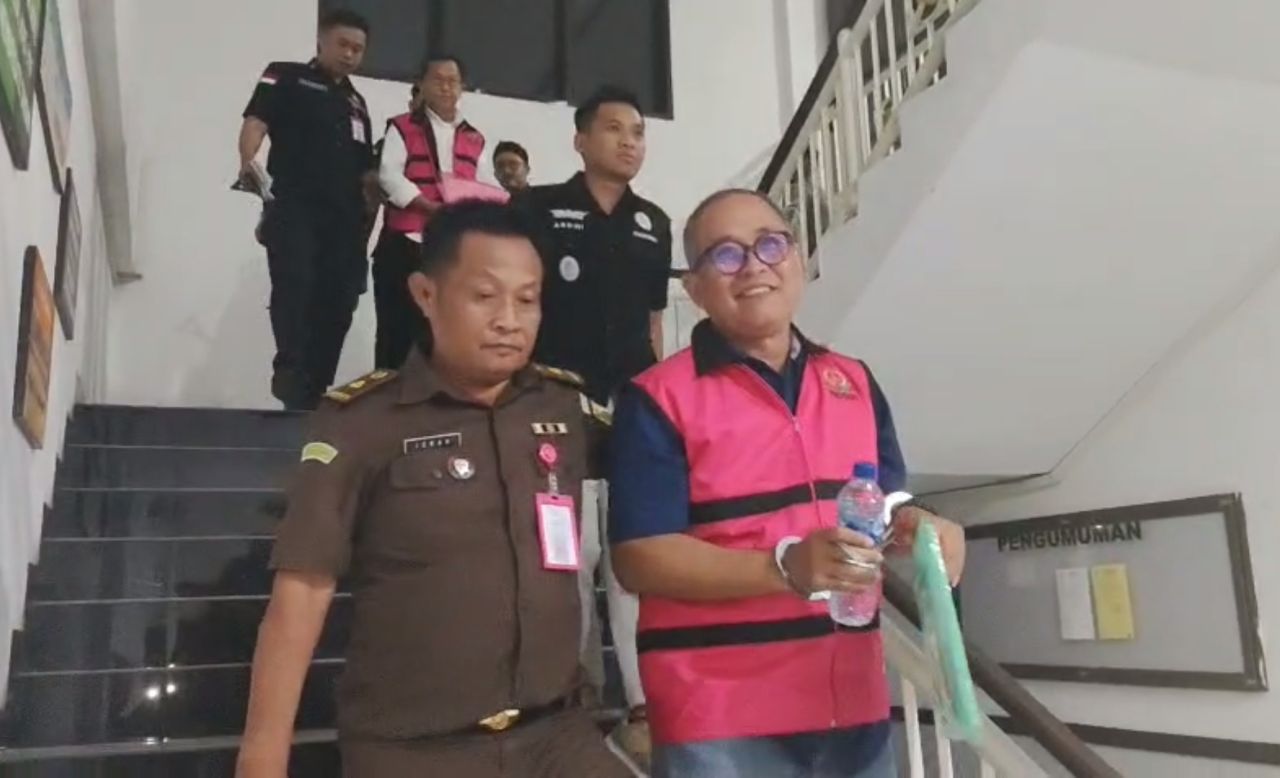 TAHAN - Dua mantan Kepala Dinas P2CKTR Pemkab Sidoarjo yakni Sulaksono dan Dwijo ditahan tim penyidik Pidsus Kejari Sidoarjo usai diperiksa seharian dan dua tersangka lainnya absen berdalih sakit, Selasa (22/07/2025) petang.