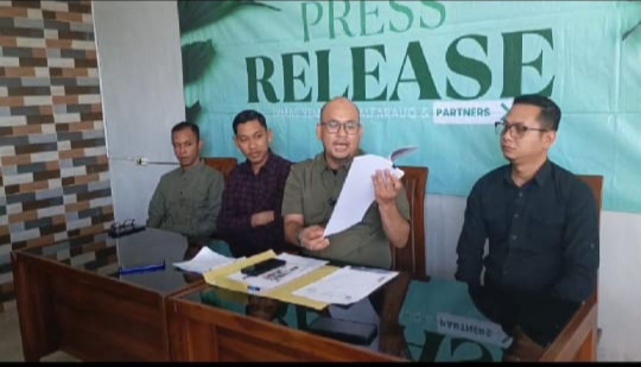 RILIS - Tim Penasehat Hukum Sugiono Adi Salam yakni Dimas Yemahura Alfarauq memberikan keterangan pers di hadapan wartawan soal status dan proses pembelian tanah di Desa Kedungwonokerto, Kecamatan Prambon, Sidoarjo, Rabu (23/07/2025) petang.