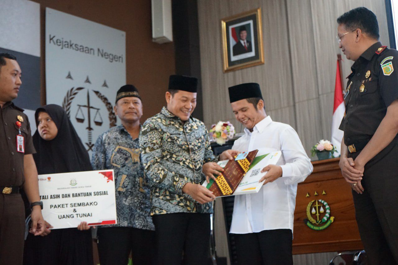 RESTORASI - Bupati Sidoarjo Subandi mengapresiasi langkah Kejari Sidoarjo menerapkan restorasi justice kasus penggelapan motor dengan tersangka Moch Wahyu Febri Ardiansyah karena alasan kemanusiaan disaksikan Kajari dan Kajati Jatim, Kamis (31/07/2025).