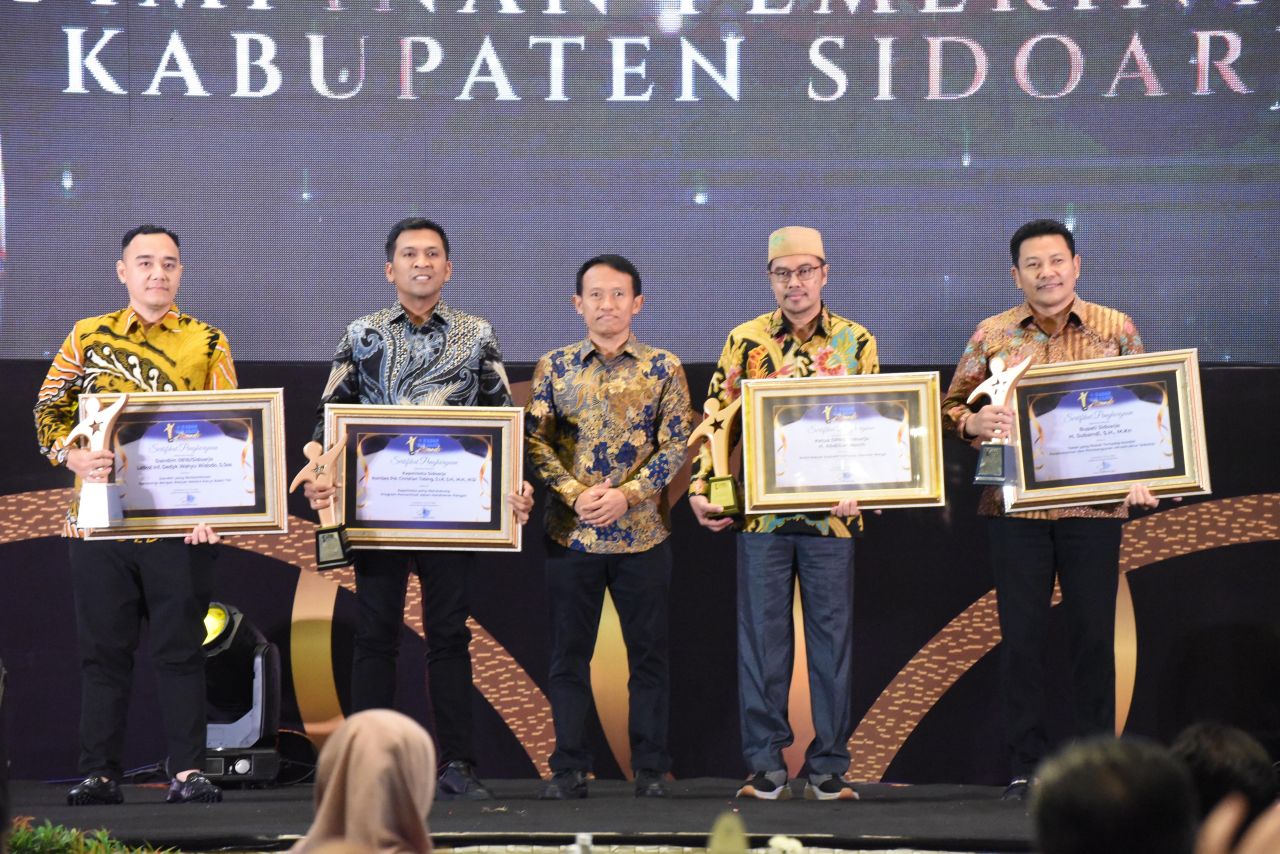 PENGHARGAAN - Bupati Sidoarjo, Subandi dan Ketua DPRD Sidoarjo, Abdillah Nasih terima penghargaan dari media lokal di Jatim dalam acara Radar Surabaya Award 2025 di Hotel Vasa Surabaya, Kamis (31/07/2025) malam.