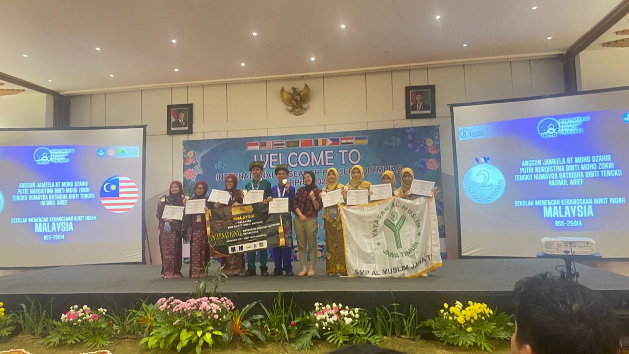 MEDALI - Siswa SMP Al Muslim ikuti 4th International Research Project Olympiad (IRPrO) 2025 dengan karya Suara Tak Terdengar (THERASCRAP) meraih medali perak di kompetisi internasional yang diselenggarakan Indonesian Scientific Society (ISS) dan SEAMEO.
