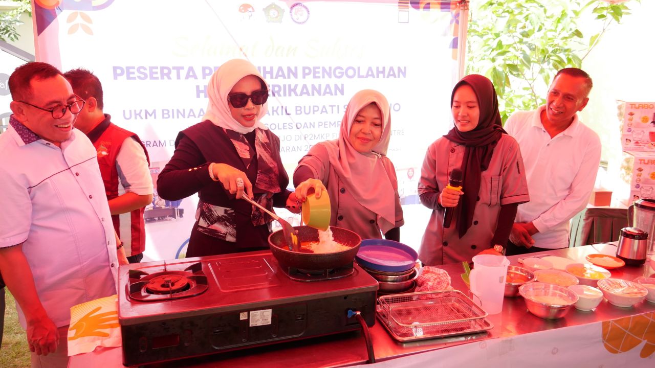 PELATIHAN - Wabup Sidoarjo Mimik Idayana didampingi anggota DPRD Sidoarjo Bambang Pujiono membuka pelatihan pengolahan ikan lele kerjasama Dinas Perikanan dan perusahaan swasta di Rumdin Wabup, Jumat (01/08/2025).