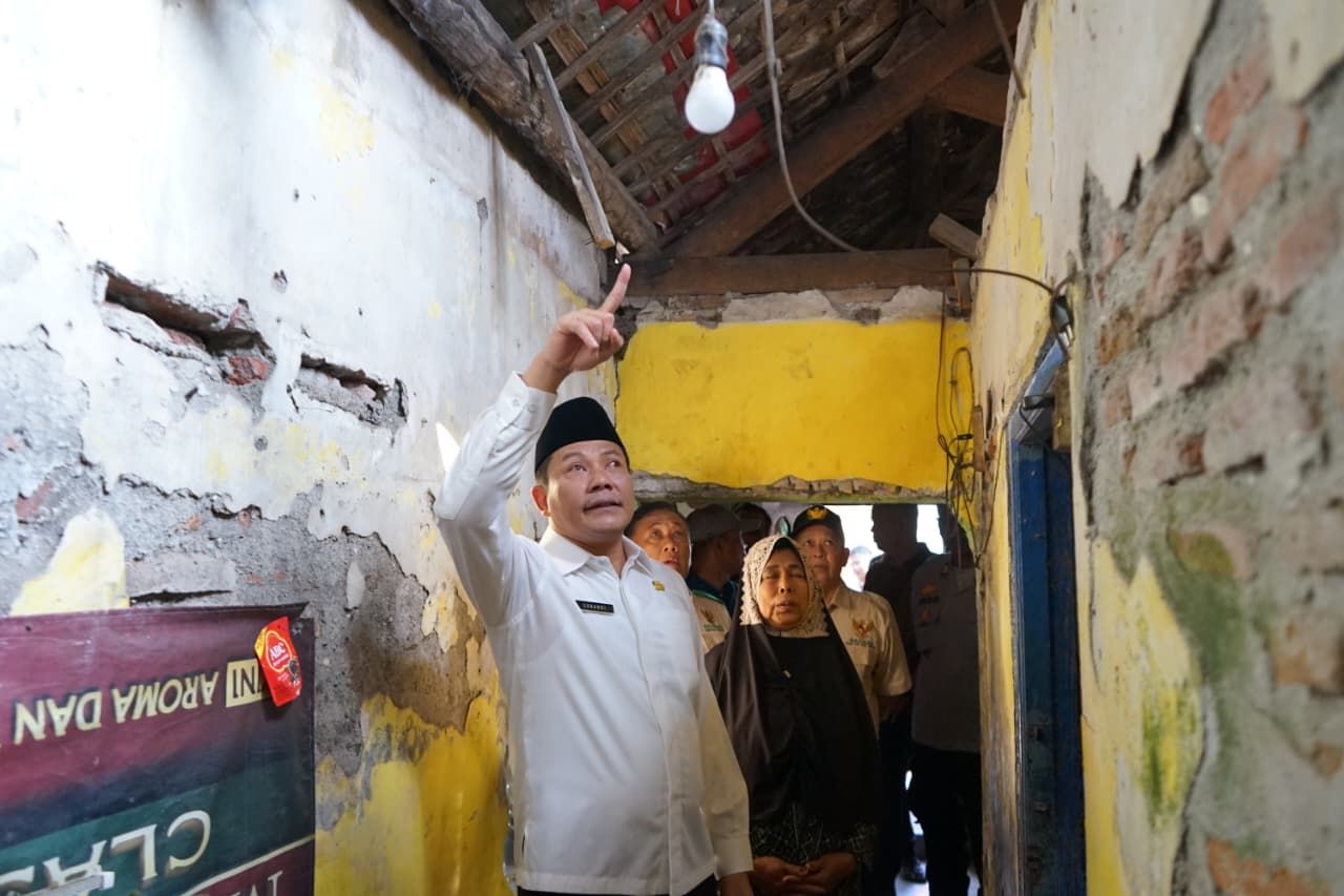 RTLH - Bupati Sidoarjo Subandi menunjukkan komitmennya membangun kesejahteraan masyarakat dengan melakukan inspeksi mendadak (Sidak) ke sejumlah Rumah Tidak Layak Huni (RTLH) di Bluru Kidul dan Magersari, Kecamatan Sidoarjo, Jumat (01/08/2025).