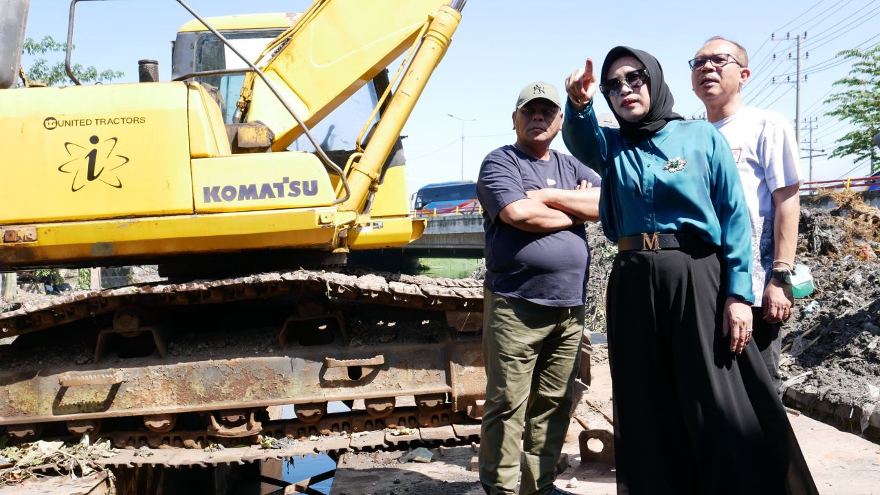 SIDAK - Wabup Sidoarjo, Mimik Idayana melakukan Inspeksi Mendadak (Sidak) aliran Sungai Buntung yang berlokasi di Desa Bungurasih, Kecamatan Waru, Sidoarjo yang dipenuhi sampah saat dinormalisasi, Sabtu (02/08/2025).